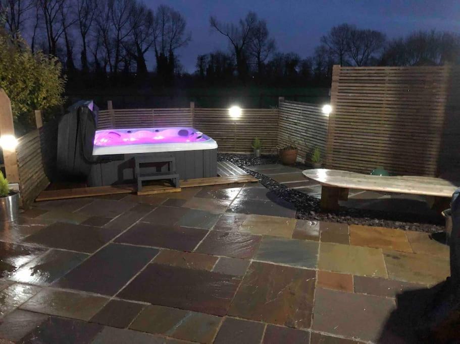 הוילה צ'יפנהאם Moors Wood Relaxing ,Tranquil Retreat With Hot Tub מראה חיצוני תמונה