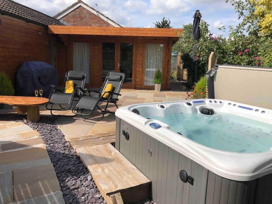 הוילה צ'יפנהאם Moors Wood Relaxing ,Tranquil Retreat With Hot Tub מראה חיצוני תמונה